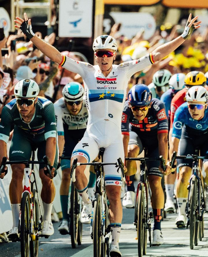 哈斯车队险胜梅赛德斯,汉密尔顿高光表现 哈斯车队险胜梅赛德斯,汉密尔顿高光表现