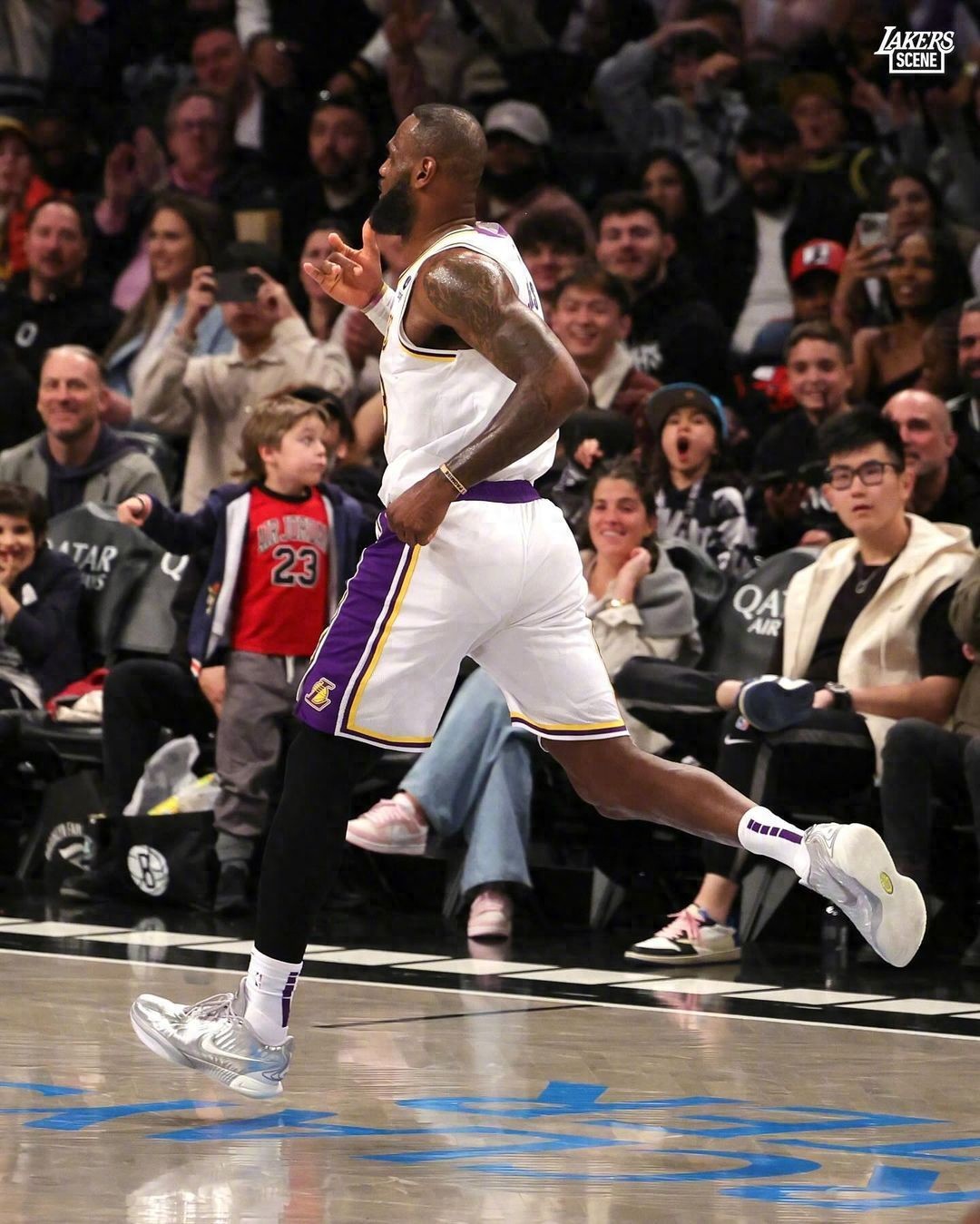 快船横扫尼克斯，詹姆斯状态火热